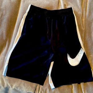 Nike boys athletic basketball shorts, size Large EUC